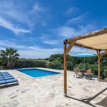 In F Lines Minervois With Pool * Félines-Minervois